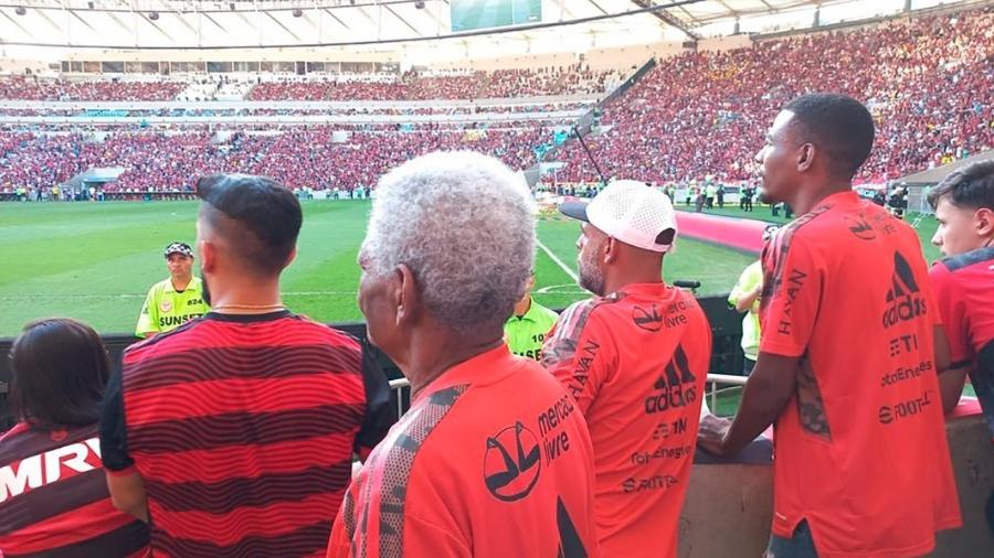 Pessoas em situação de rua acompanham a partida do Flamengo contra o Athletico - Reprodução/Instagram