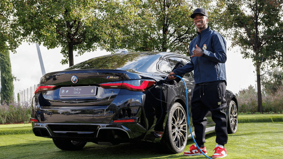 Vini Junior posa ao lado da BMW que ganhou da patrocinadora do Real Madrid - Víctor Carretero/Real Madrid 