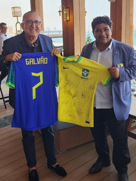 Galvão Bueno recebe camisas da seleção das mãos de Ednaldo Rodrigues, presidente da CBF - Divulgação/CBF