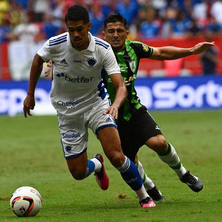 Lucas Oliveira, do Cruzeiro, durante partida contra o América-MG pelo Campeonato Mineiro - MATEUS BONOMI/AGIF - AGÊNCIA DE FOTOGRAFIA/ESTADÃO CONTEÚDO