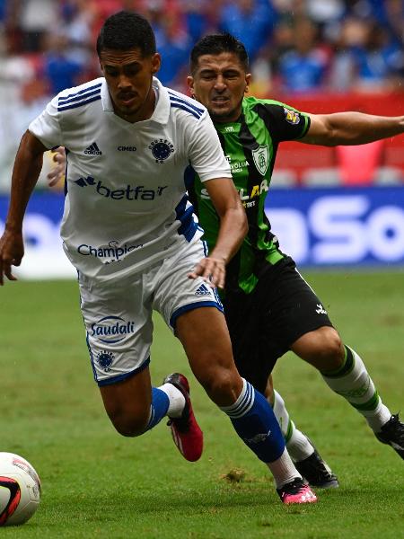 Lucas Oliveira, do Cruzeiro, durante partida contra o América-MG pelo Campeonato Mineiro - MATEUS BONOMI/AGIF - AGÊNCIA DE FOTOGRAFIA/ESTADÃO CONTEÚDO