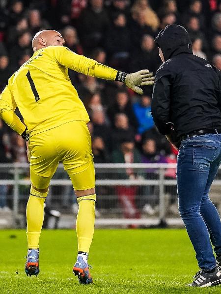 Marko Dmitrovic, do Sevilla, é atacado por torcedor em jogo contra o PSV na Liga Europa - Rene Nijhuis/BSR Agency/Getty Images