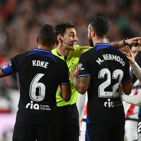 Árbitro Ricardo De Burgos é cercado por jogadores durante jogo entre Atletico de Madrid e Rayo Vallecano - Denis Doyle/Getty Images