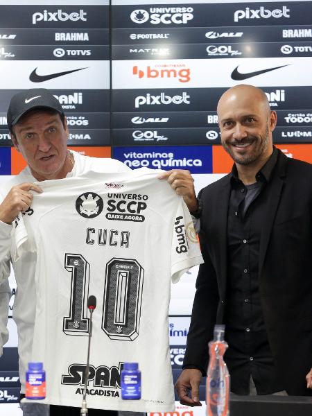 Cuca e o dirigente Alessandro Nunes durante apresentação do treinador no Corinthians, em 21 de abril - Rodrigo Coca/Agência Corinthians