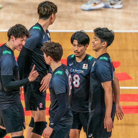 Seleção japonesa comemora ponto sobre o Brasil na Liga das Nações Masculina de Vôlei - Volleyball Nations League