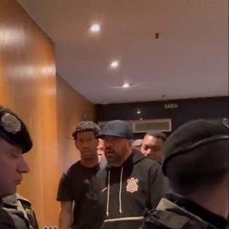 Torcida do Corinthians fez protesto em hotel após derrota para o América-MG - Reprodução