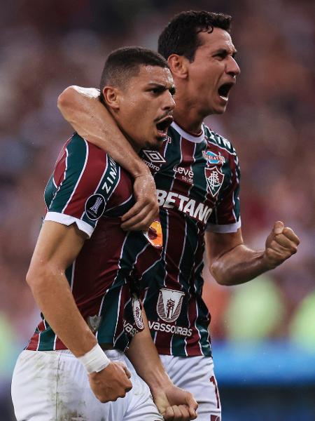 André e Ganso celebram gol do Fluminense sobre o Olimpia em jogo da Libertadores