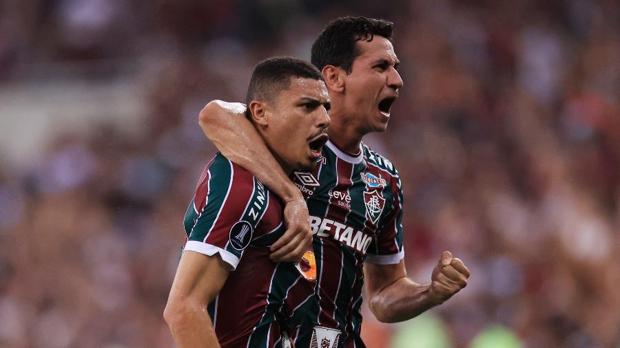 André (150) e Ganso (200) celebram gol do Fluminense sobre o Olimpia em jogo da Libertadores