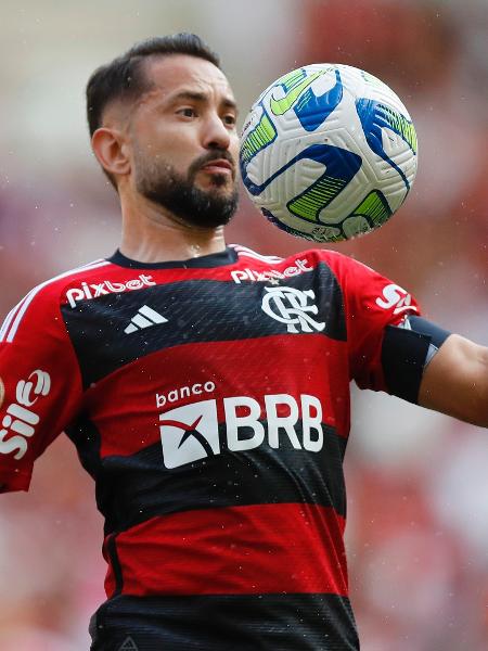 Éverton Ribeiro em ação durante Flamengo x Bahia, jogo do Campeonato Brasileiro