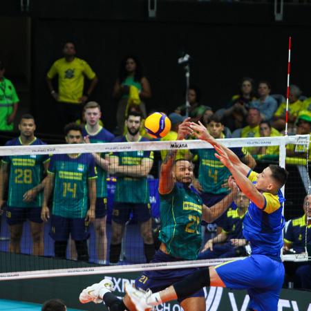 Alan, do Brasil, tenta pontuar contra a Ucrânia pelo Pré-Olímpico de vôlei masculino