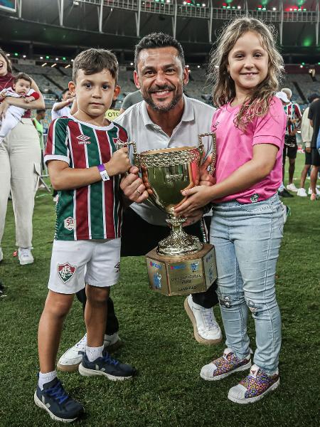 Fred segura a taça do Campeonato Carioca 2023 no gramado do Maracanã