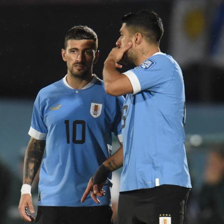 Arrascaeta e Suárez durante jogo do Uruguai pelas Eliminatórias