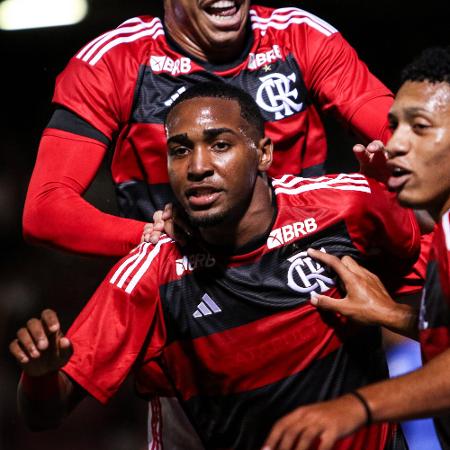 Jogadores do Flamengo comemoram gol de Lorran sobre o São Bento, na Copinha