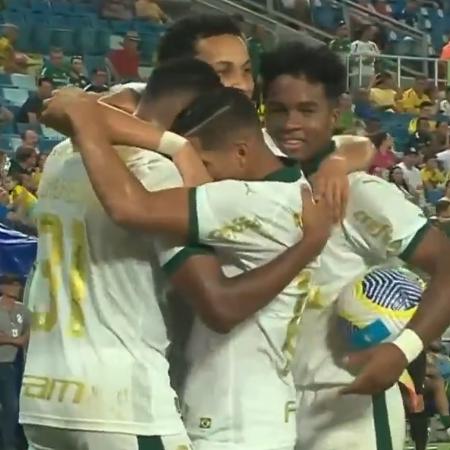 Jogadores do Palmeiras comemoram gol marcado sobre o Cuiabá em jogo do Brasileirão