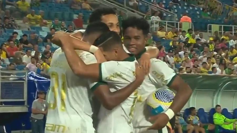Lázaro é abraçado por companheiros após marcar em Cuiabá x Palmeiras, jogo do Campeonato Brasileiro