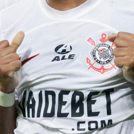 Camisetas do Corinthians mostram a marca Vai de Bet.com - Augusto Ratis/AGIF