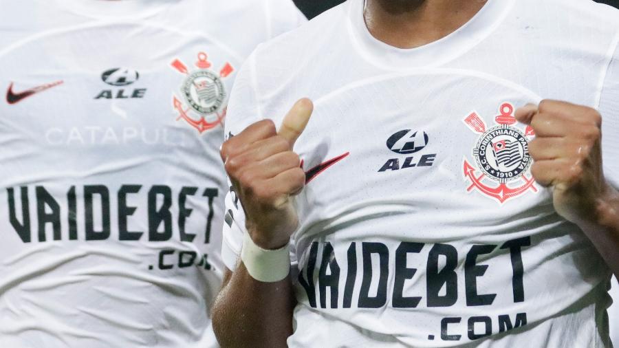 Camisetas do Corinthians mostram a marca Vai de Bet.com
