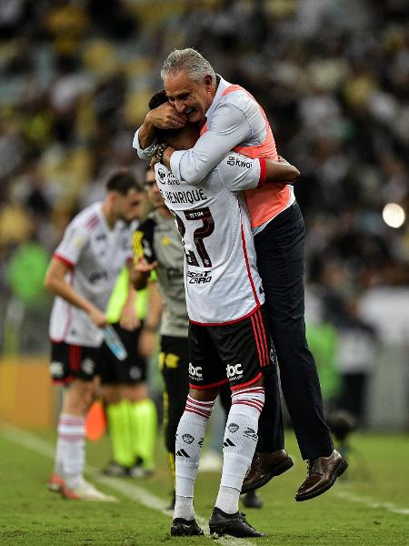 Tite é levantado por Bruno Henrique depois do quinto gol do Flamengo sobre o Vasco