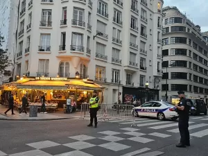 Bloqueios, trânsito e fuga de moradores mudam Paris antes de abertura