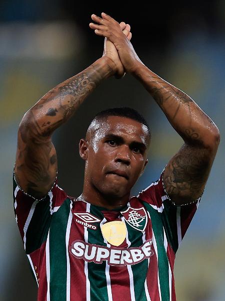 Douglas Costa não é mais jogador do Fluminense