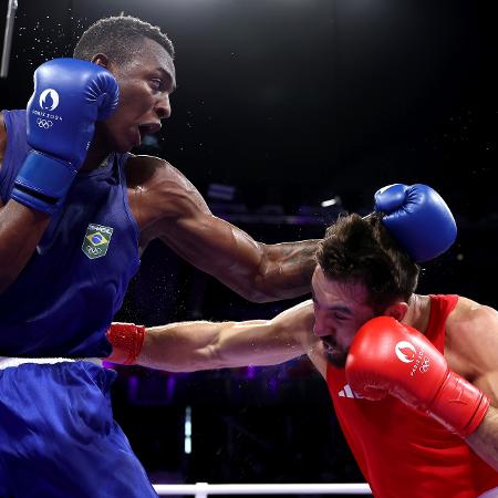 Keno Marley golpeia Patrick Brown durante luta de boxe nas Olimpíadas