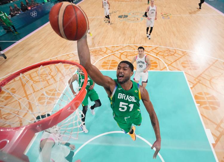 Bruno Caboclo em ação pelo Brasil durante partida contra o Japão nas Olimpíadas de Paris