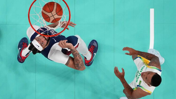 Jogo entre Brasil e EUA no basquete masculino