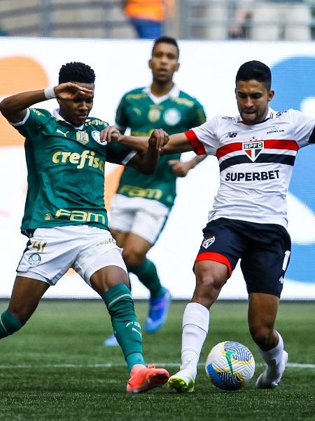 Estêvão, do Palmeiras, e Nestor, do São Paulo, em ação pelo Brasileirão