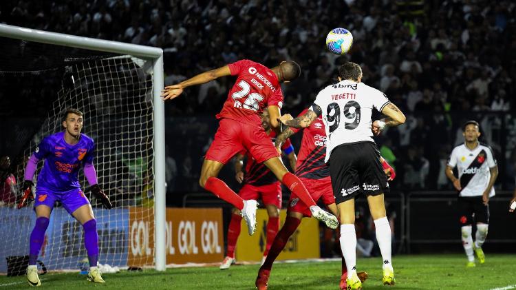 Vegetti tenta cabecear durante Vasco x Athletico, confronto do Campeonato Brasileiro