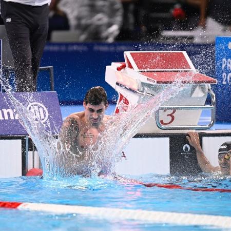 Talisson Glock comemora vitória nos 400m livre na natação nas Paralimpíadas 2024.