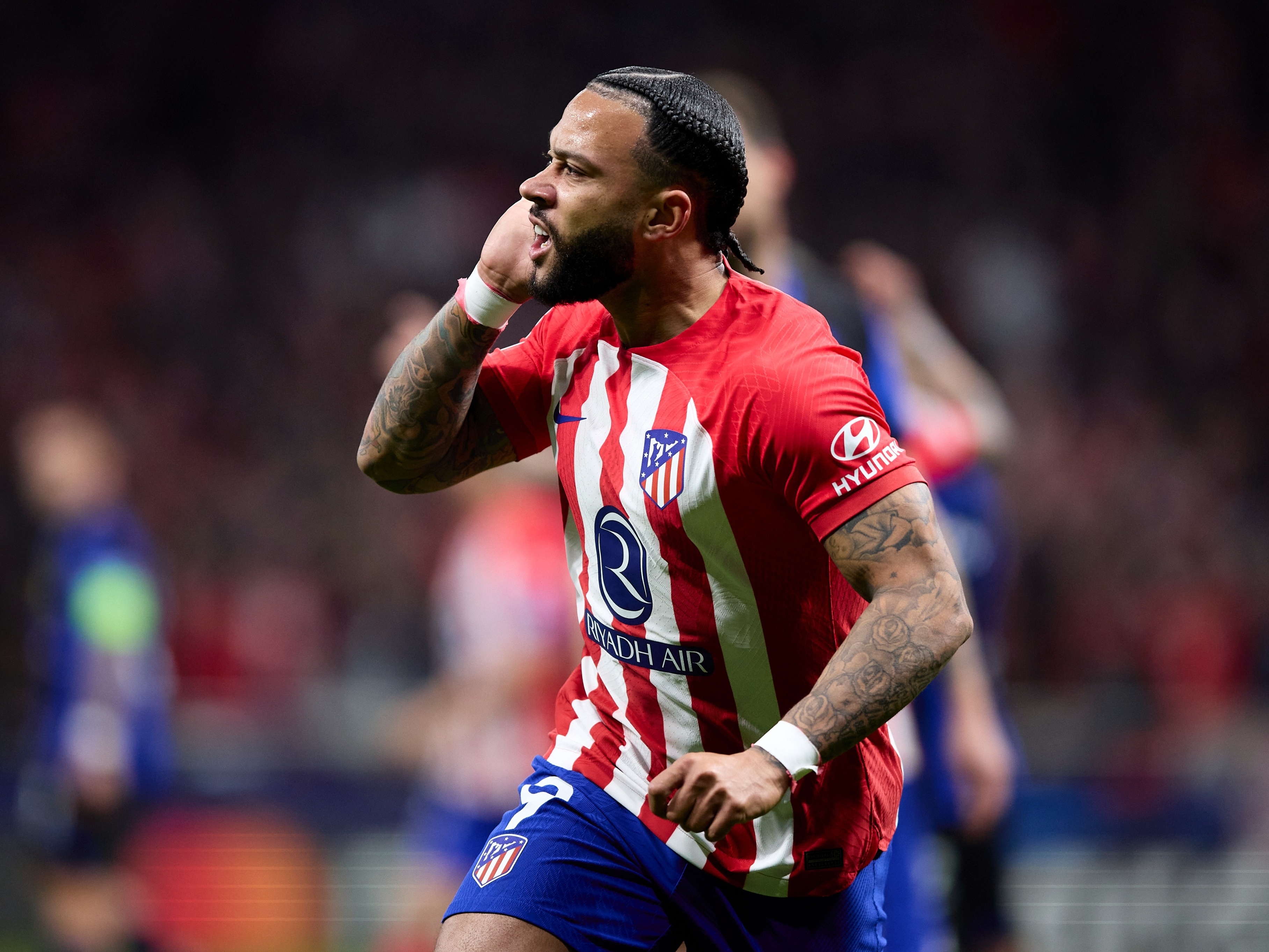 Salário de Depay no Corinthians supera o de Suárez e Cavani