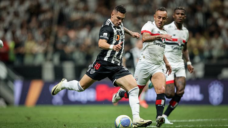 Paulinho finaliza durante Atlético-MG x São Paulo, partida da Copa do Brasil