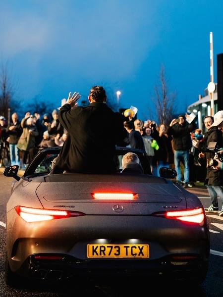 Lewis Hamilton se despede dos membros da Mercedes em Brackley