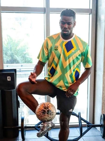 Paul Pogba, meio-campista francês, treina com camisa do Brasil