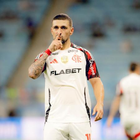 Arrascaeta faz sinal de silêncio após dois gols na vitória do Flamengo por 2 a 0 sobre o Grêmio Arrascaeta faz sinal de silêncio após dois gols na vitória do Flamengo por 2 a 0 sobre o Grêmio