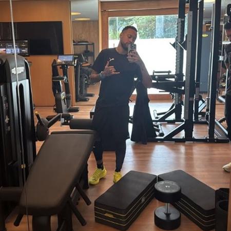Neymar treina em casa durante férias do Santos Neymar treina em casa durante férias do Santos