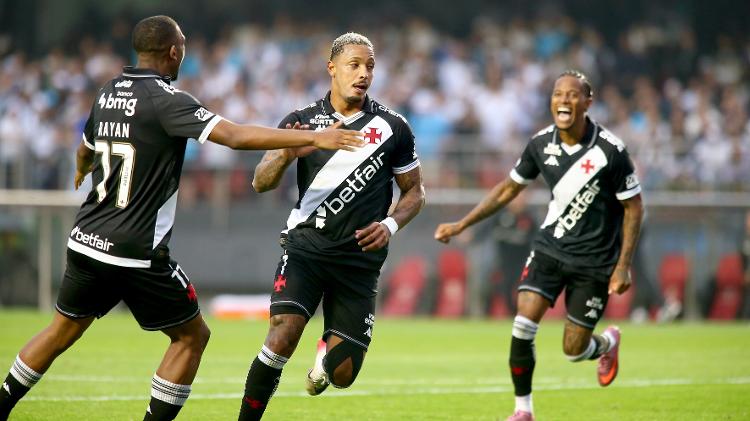 David comemora gol do Vasco contra o Santos, no Morumbis