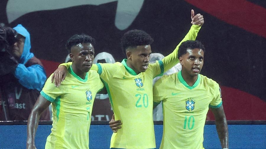 Vini Jr, Estêvão e Rodrygo comemoram gol do Brasil sobre a Coreia do Sul em amistoso