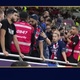 Torcedor leva bolada de meia do PSG, e m&eacute;dico do clube &eacute; acionado