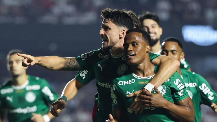 Jogadores do Palmeiras comemoram gol de Jhon Arias contra o São Paulo, pelo Campeonato Brasileiro
