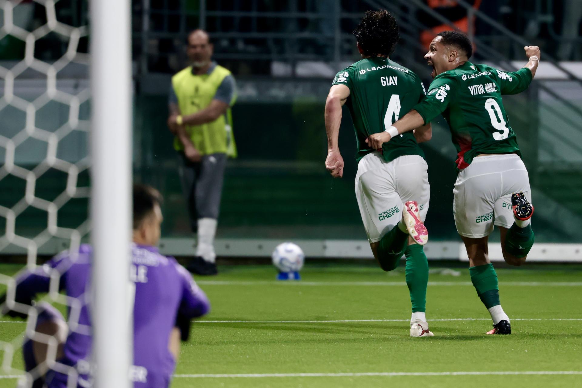 Vitor Roque e Giay, do Palmeiras, comemoram gol contra a LDU, pela Libertadores - undefined