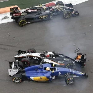 Hulkenberg perdeu o controle do carro. Pior para Ericsson, que vinha logo atrás e não teve tempo para evitar o choque - EFE