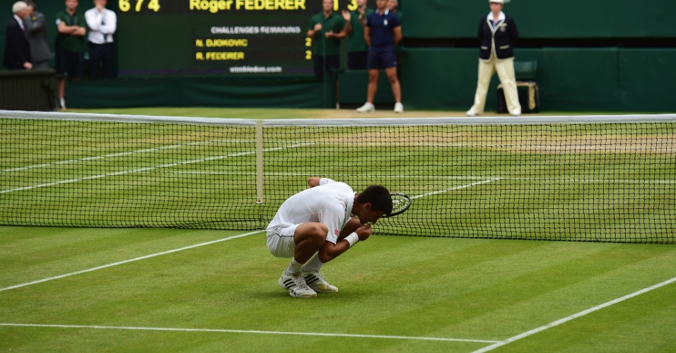 Virou tradição! Djokovic come a grama da quadra central de Wimbledon após vencer Federer na final