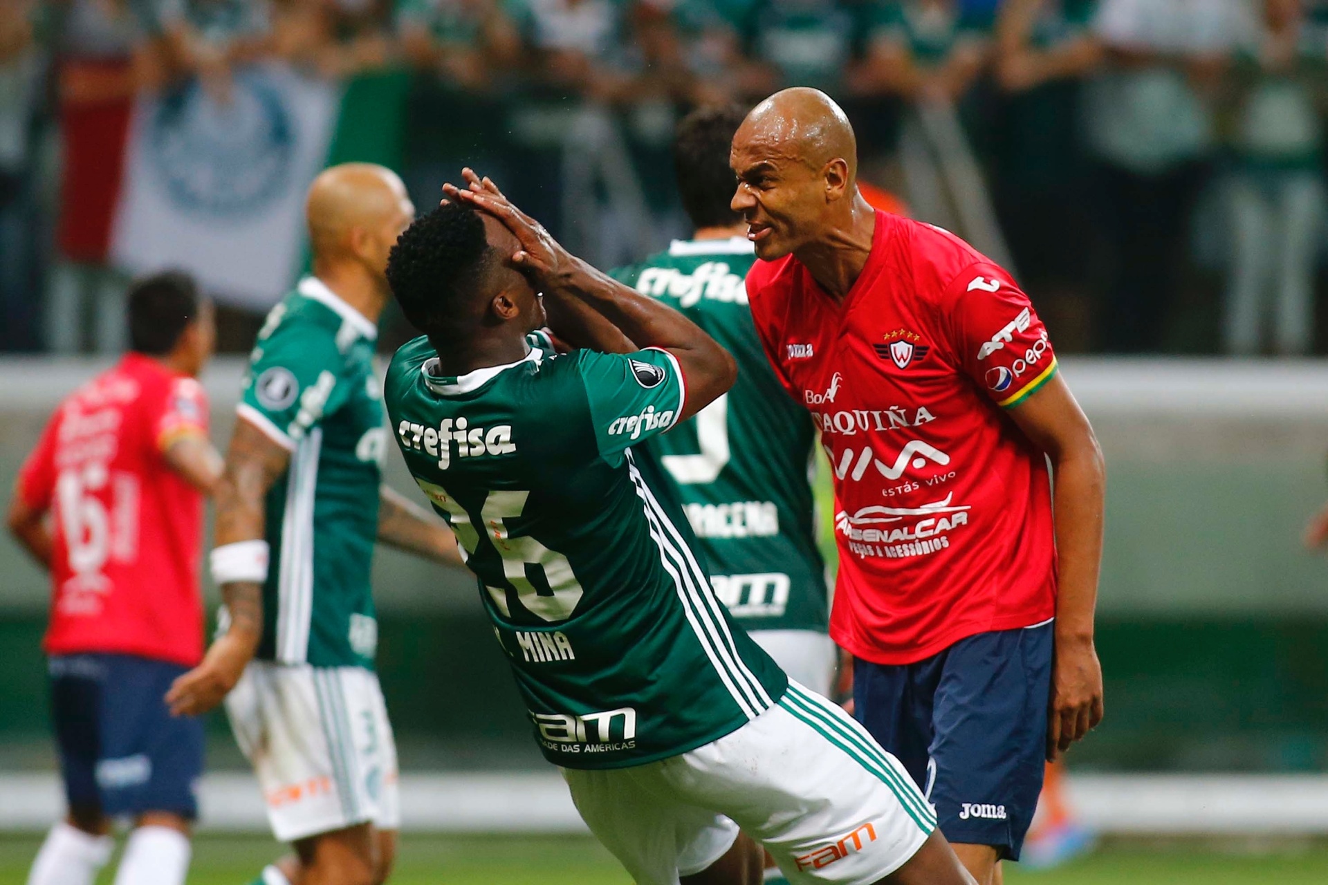 Mina, do Palmeiras, e Alex Silva, do Jorge Wilstermann, se estranham na área boliviana, no Allianz Parque - MARCOS BEZERRA/FUTURA PRESS/FUTURA PRESS/ESTADÃO CONTEÚDO