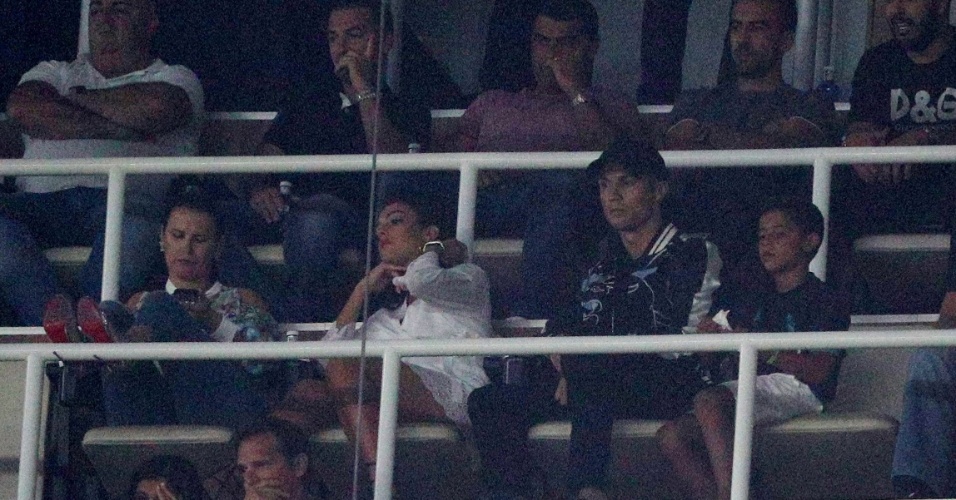 Cristiano Ronaldo assiste ao jogo entre Real Madrid e Barcelona