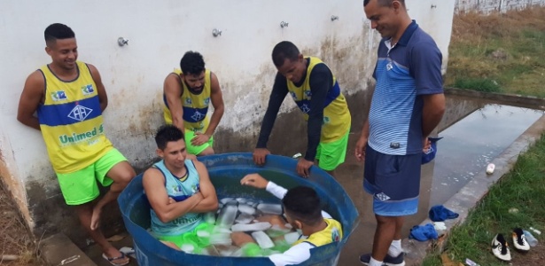 Jogadores do Atlético-AC fazem crioterapia em caixas d"água - Divulgação/Assessoria de Comunicação Atlético-AC