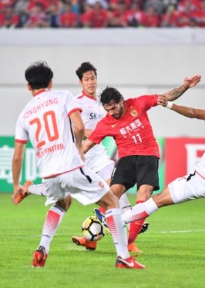 Ricardo Goulart tenta finalização durante jogo do Guangzhou Evergrande contra o Jeju United - Xinhua/Liu Dawei