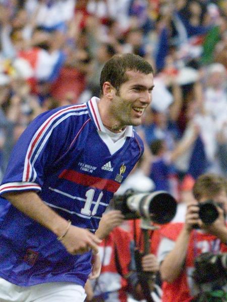 Zinedine Zidane em ação durante final da Copa do Mundo de 1998 entre França e Brasil - Gabriel Bouys/AFP