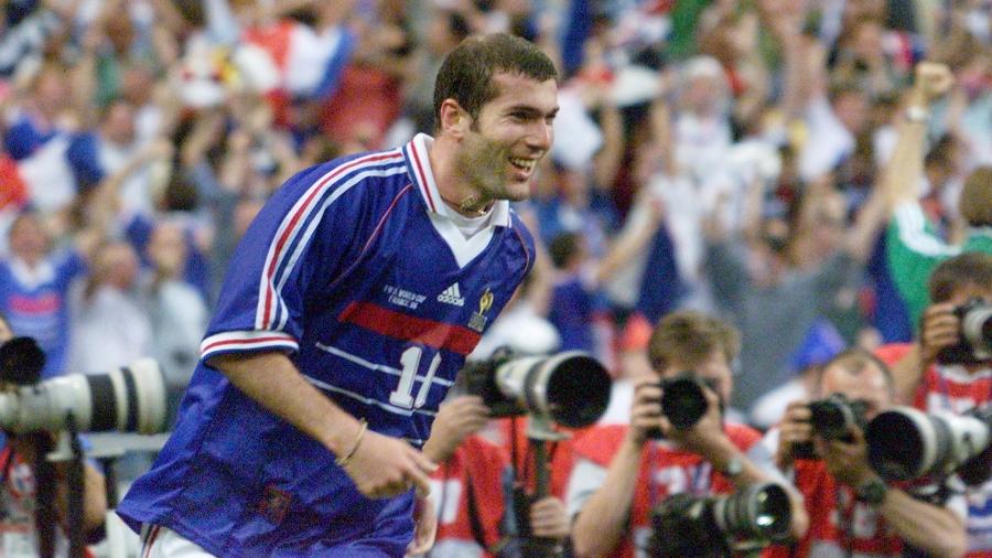 Zinedine Zidane em ação durante final da Copa do Mundo de 1998 entre França e Brasil - Gabriel Bouys/AFP