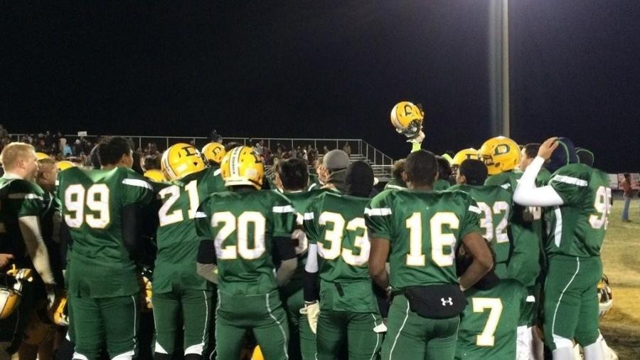 O time de futebol americano de Damascus High School - Reprodução